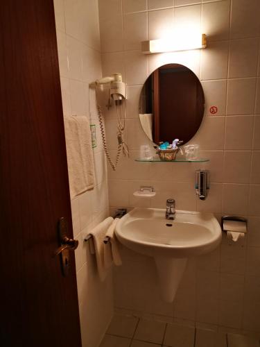 a bathroom with a sink and a mirror at Casa Mia Pension am Mailandsberg - Klima in Lutherstadt Wittenberg