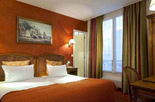 Postel nebo postele na pokoji v ubytování Timhotel Invalides Eiffel