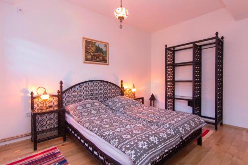 1 dormitorio con 1 cama en una habitación en APARTMENTS VRANAS, en Visoko