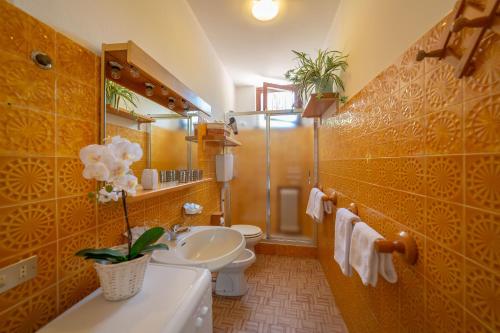 A bathroom at Luisa's House Bellagio