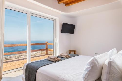 una camera con letto e vista sull'oceano di Ria Mar Maria a Mykonos Città