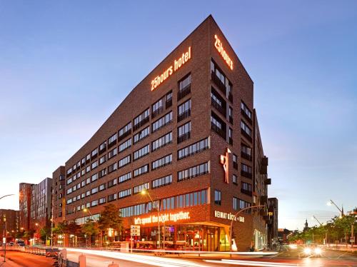 un edificio alto con un cartel en el costado en 25hours Hotel Hamburg HafenCity, en Hamburgo