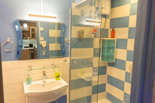 Un baño de Hotel Styled Apartment in Heart of Quatre Bornes