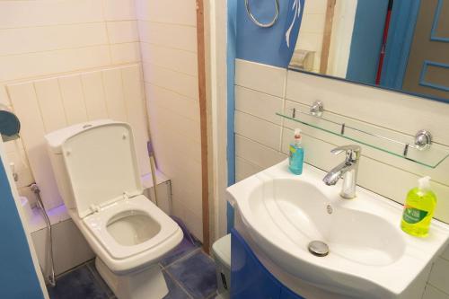 Un baño de Hotel Styled Apartment in Heart of Quatre Bornes