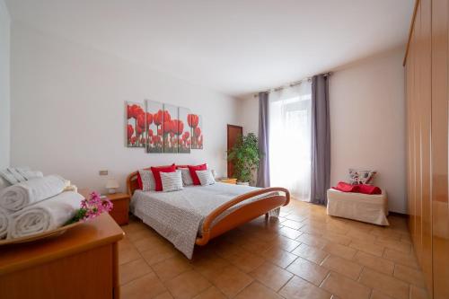 ベッラージョにあるLuisa's House Bellagioのベッドルーム1室(赤い枕のベッド1台付)