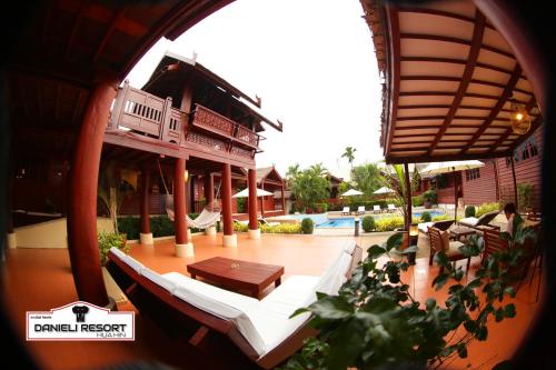 uma vista para um resort com um banco e uma piscina em Danieli Resort em Hua Hin