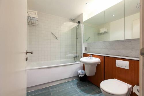 La salle de bains est pourvue de toilettes, d'une baignoire et d'un lavabo. dans l'établissement The Forum A2B, à Dublin