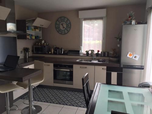 une cuisine avec une table et un comptoir dans l'établissement Appart Thonon Corzent au bord du Lac, à Thonon-les-Bains