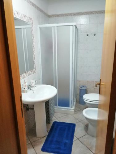 a bathroom with a sink and a toilet and a shower at A casa di Vale in Cava D'aliga