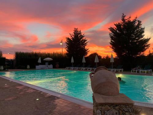 Der Swimmingpool an oder in der Nähe von Hotel Villa Verde