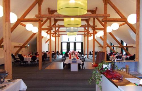 Ein Restaurant oder anderes Speiselokal in der Unterkunft Apartments Golfpark Schlossgut Sickendorf 