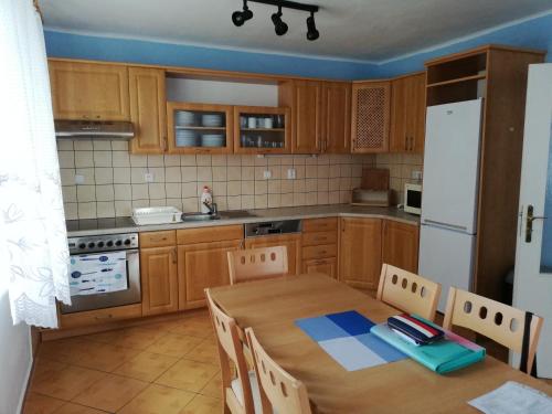 Köök või kööginurk majutusasutuses Chata Černá v Pošumaví