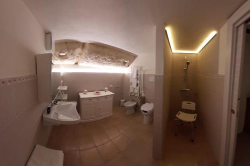 マテーラにあるLe Stelle Nei Sassiのバスルーム(洗面台、トイレ、鏡付)