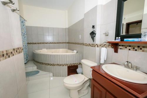 Ett badrum på Hotel Mediterraneo Inn