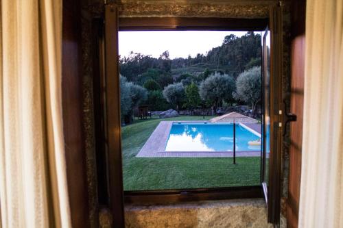 ein Fenster mit Poolblick in der Unterkunft Quinta Do Meira in Braga