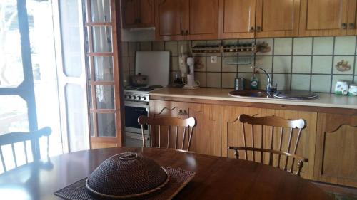 een keuken met een tafel met een hoed erop bij villa athos in Sarti