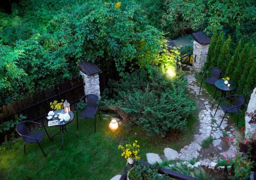 an overhead view of a garden with chairs and a table at Ojców Bazar Lwowski in Ojców