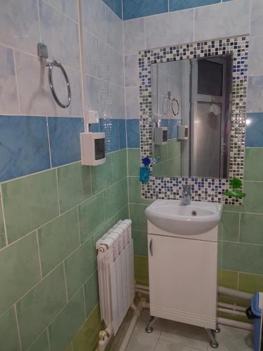 y baño con lavabo y espejo. en Guest house IBROHIM حلال, en Bukhara