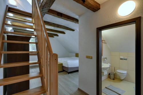 Posteľ alebo postele v izbe v ubytovaní Zamecka Fortovna Obora - Forester House