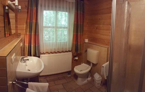 łazienka z umywalką, toaletą i oknem w obiekcie Sepp's Ferienhaus w mieście Kirchham