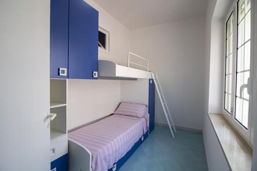Habitación pequeña con litera y escalera en Cielo Azzurro, en Torre Canne