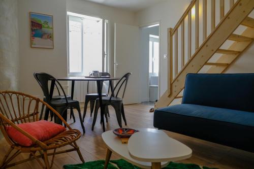 un salon avec un canapé bleu et une table dans l'établissement Duplex de charme quartier Opéra Graslin, à Nantes