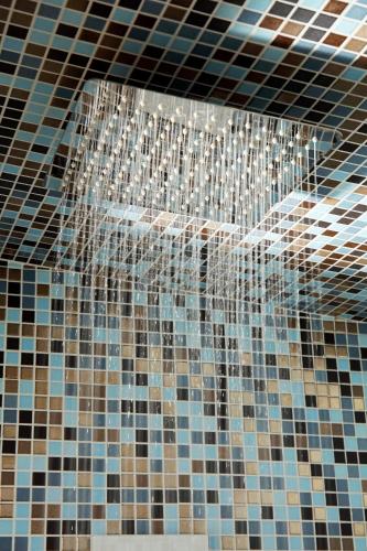 a chandelier hanging from a ceiling in a bathroom at Hotel 3 Vallées Val Thorens in Val Thorens
