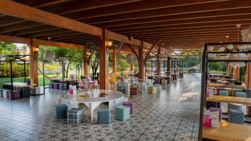 En restaurant eller et andet spisested på Port Nature Luxury Resort