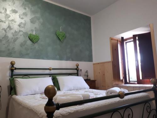 een slaapkamer met een bed met harten aan de muur bij B&B Il Cardellino in Porano