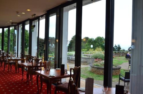 Un restaurante o sitio para comer en Cliffden Hotel