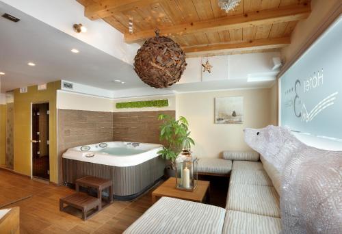 a living room with a bath tub and a couch at Hotel 3 Vallées Val Thorens in Val Thorens