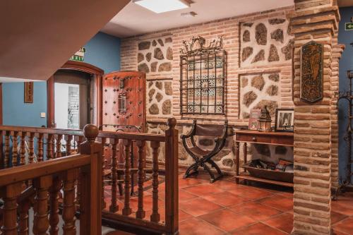 eine Treppe in einem Haus mit einer Steinmauer in der Unterkunft La Posada de Manolo in Toledo