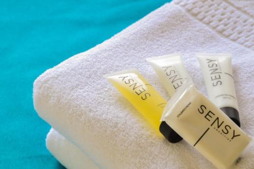 a pile of towels with the words emergency on them at Hotel Campestre El Portón de Los Jeroglíficos in Ramiriquí