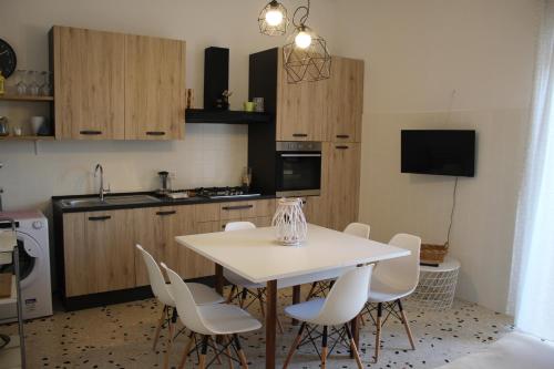 A kitchen or kitchenette at Appartamento Il Mandorlo - Custonaci