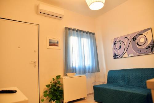 casAmare في سكولييتي: غرفة معيشة مع أريكة زرقاء ونافذة