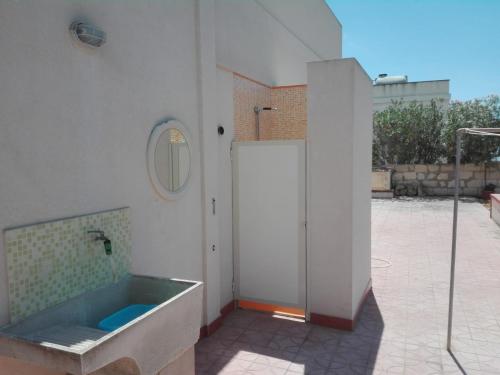 een badkamer met een bad en een spiegel bij Villa Simone in Pachino