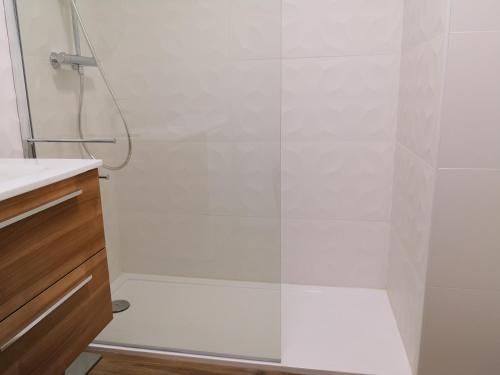Ένα μπάνιο στο Studio moderne,parking,piscine,tennis,terrasse.