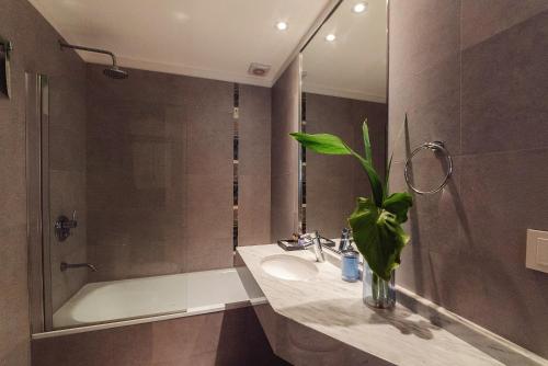 Bilik mandi di ARC Arenales Studios & Suites