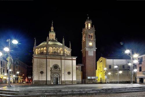 a large building with a clock tower at night at DE PIANTE GUEST in Busto Arsizio