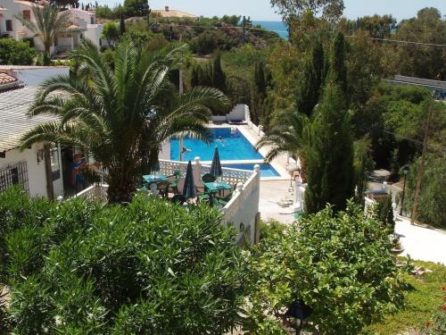 een resort met een zwembad en palmbomen bij Bungalow CASIOPEA Internet 300 Mb SAT SMARTTV in El Campello