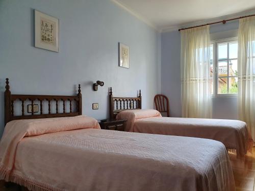 San Francisco的住宿－Hostal Arli，一间卧室设有两张床和窗户。