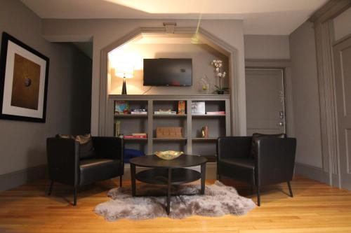 TV o dispositivi per l'intrattenimento presso A Stylish Stay w/ a Queen Bed, Heated Floors.. #33