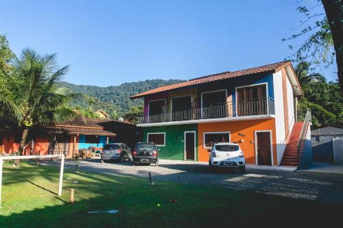 a group of cars parked in front of a building at Villa Johen in Boicucanga
