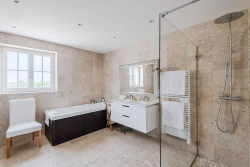 y baño con bañera, lavamanos y ducha. en Luxury French Stone Country House, en Pellegrue