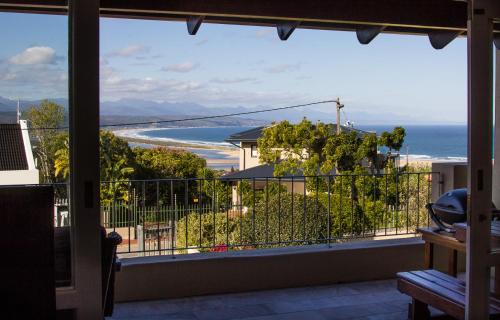 una vista sull'oceano da un balcone della casa di Mountain and Sea View Getaway a Plettenberg Bay