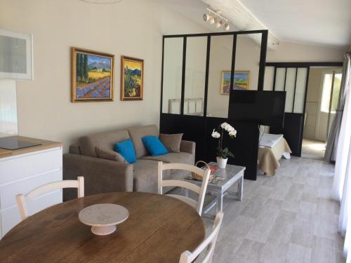 Χώρος καθιστικού στο L'ATELIER JONQUERETTES