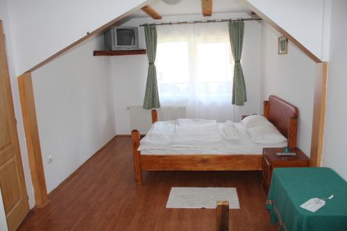 niewielka sypialnia z łóżkiem i oknem w obiekcie American Dream w mieście Şimon