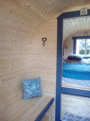 a bedroom in a tiny house with a bunk bed at LES TONNEAUX DE L'EURE LOGEMENT INSOLITE in Neuilly