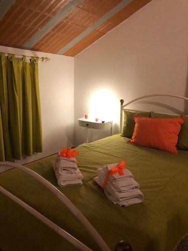 ein Schlafzimmer mit einem Bett mit drei Handtüchern darauf in der Unterkunft Painel de Monsaraz in Reguengos de Monsaraz