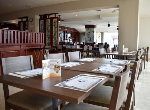 a dining room with wooden tables and chairs at Hotel Villa Florida Veracruz in Veracruz